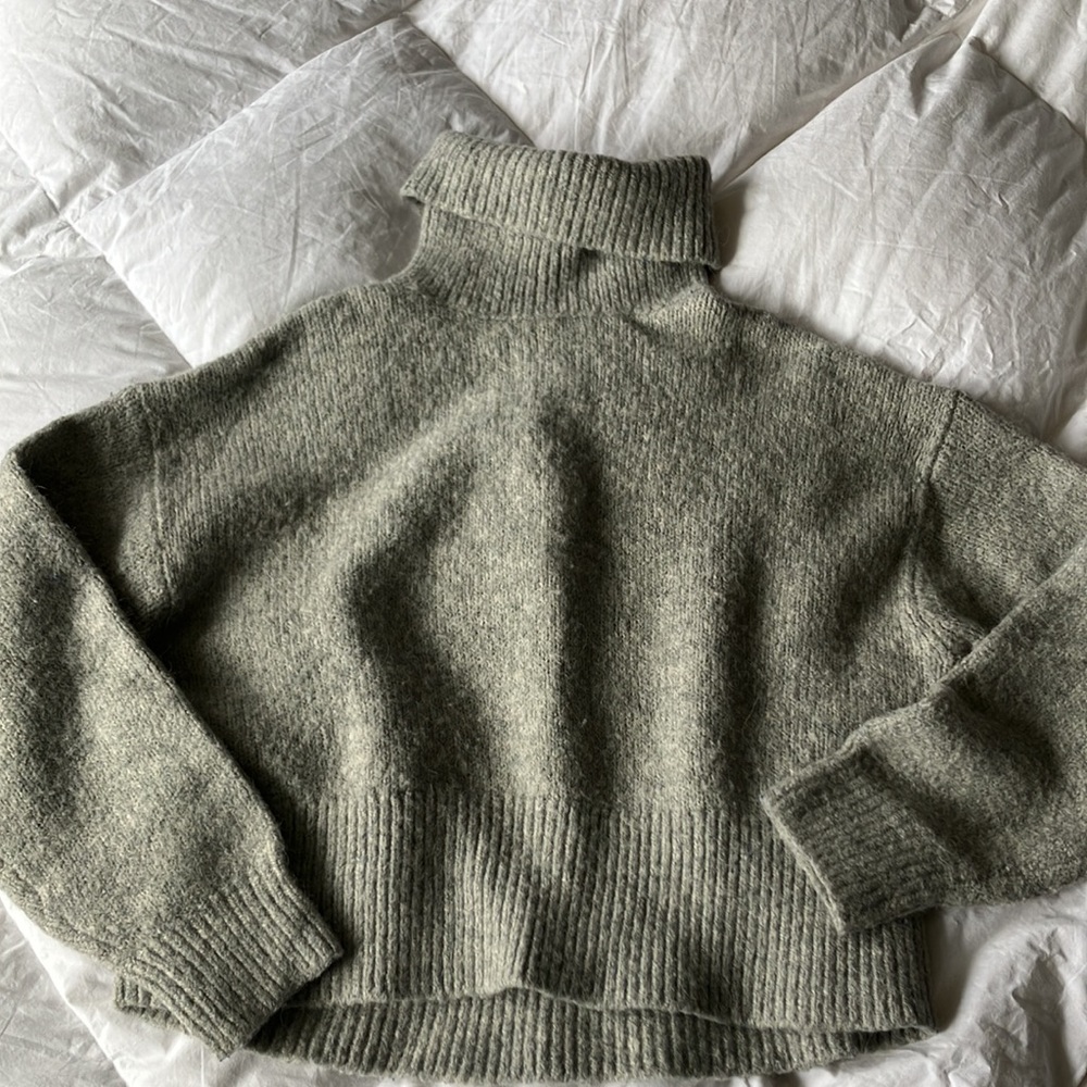 ** LAST CHANCE CLOSET CLEAN OUT**H&M Gray Crop Sweater